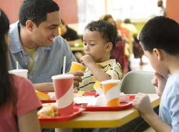 family_eating_fast_food